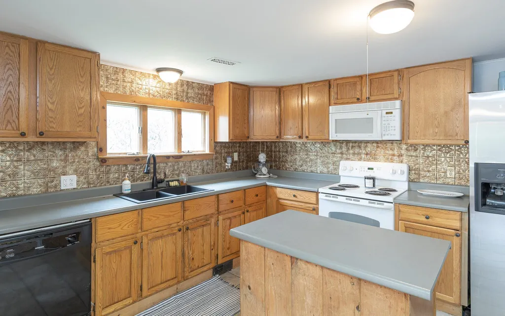 13 Russell Road Langdon NH 03602