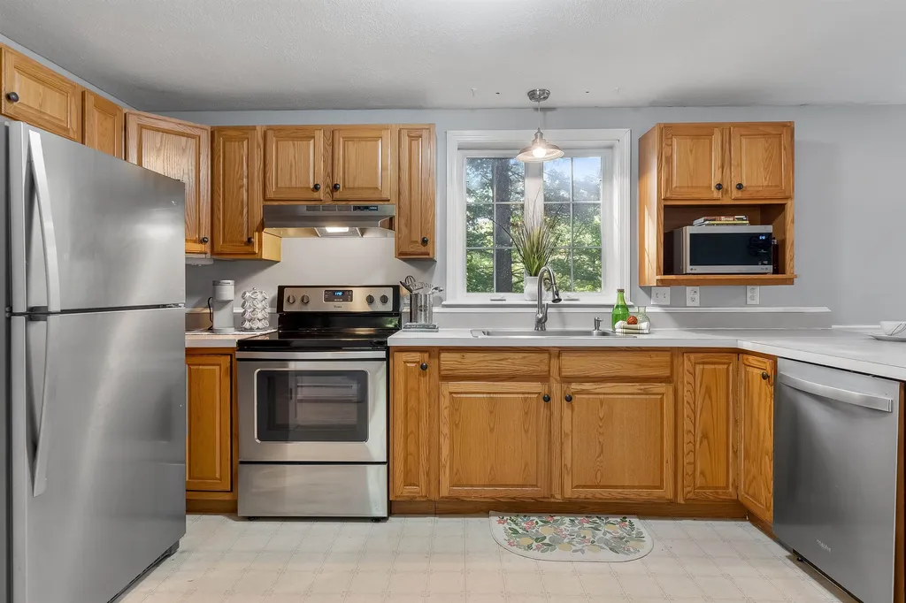 8 Kelley Road Kingston NH 03848