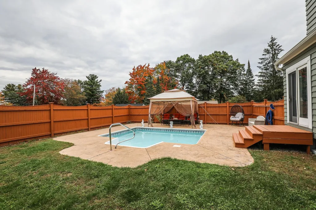 15 Mapleleaf Drive Nashua NH 03062