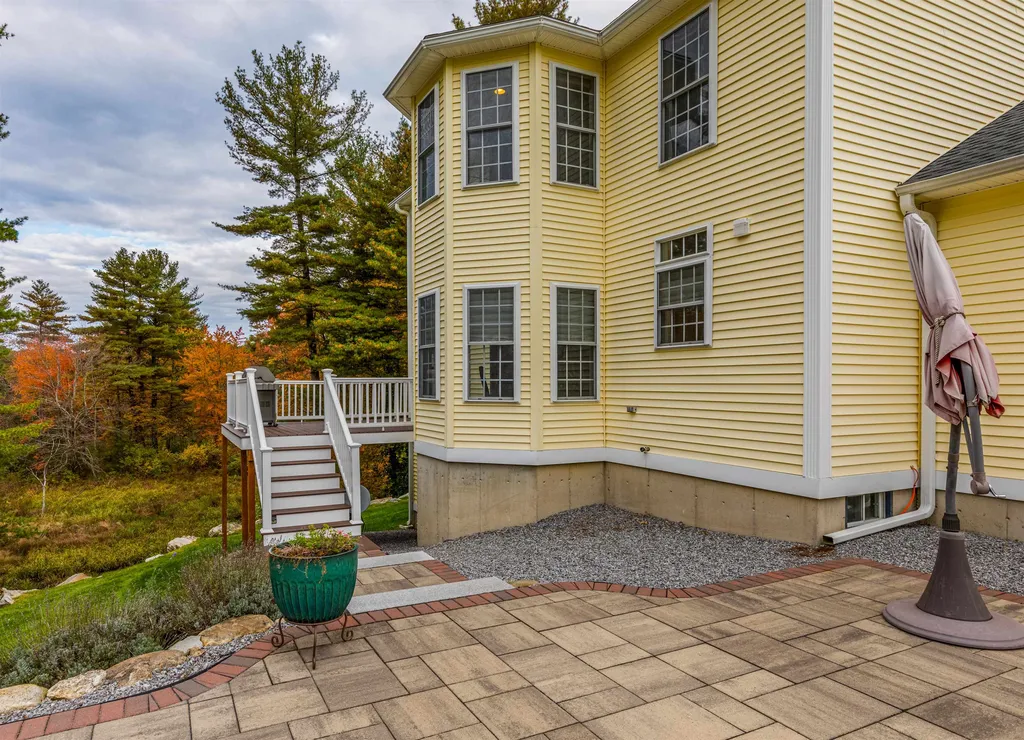 11 Hunter Mill Way Londonderry NH 03053