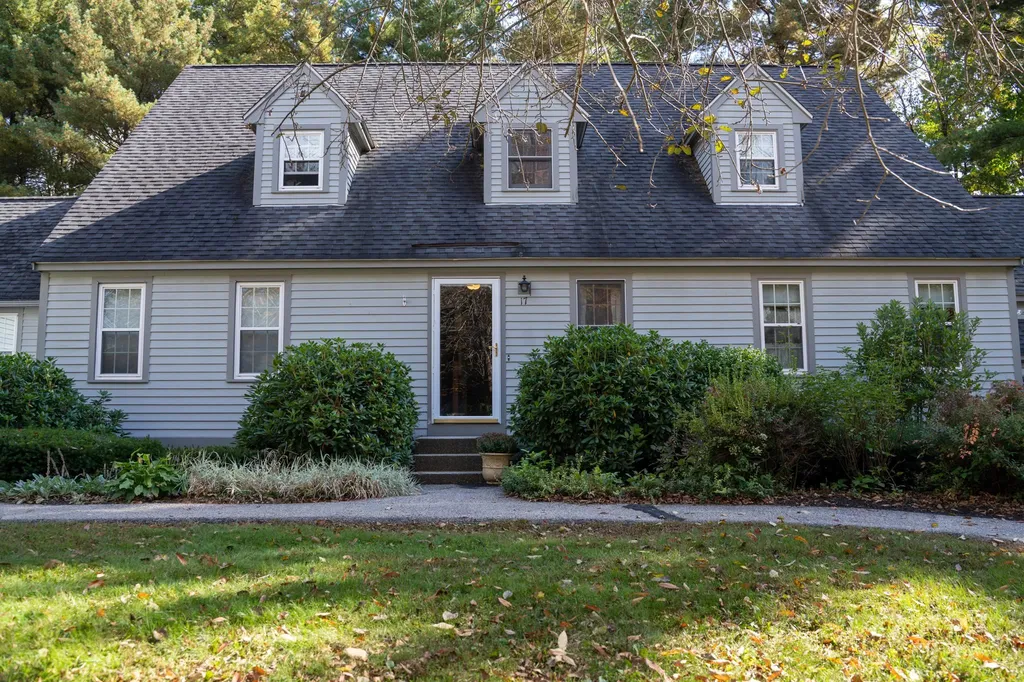 17 Glengarry Drive Stratham NH 03885