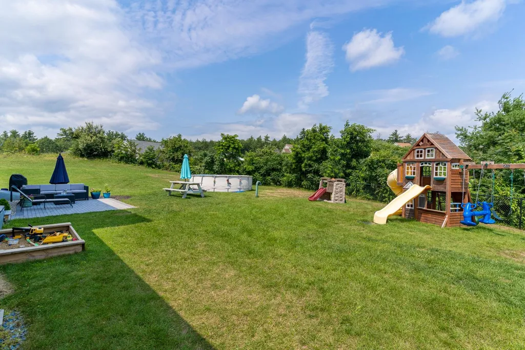 2 Apple Way Epping NH 03042