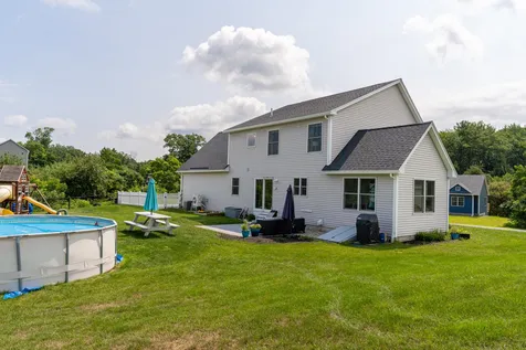 2 Apple Way Epping NH 03042
