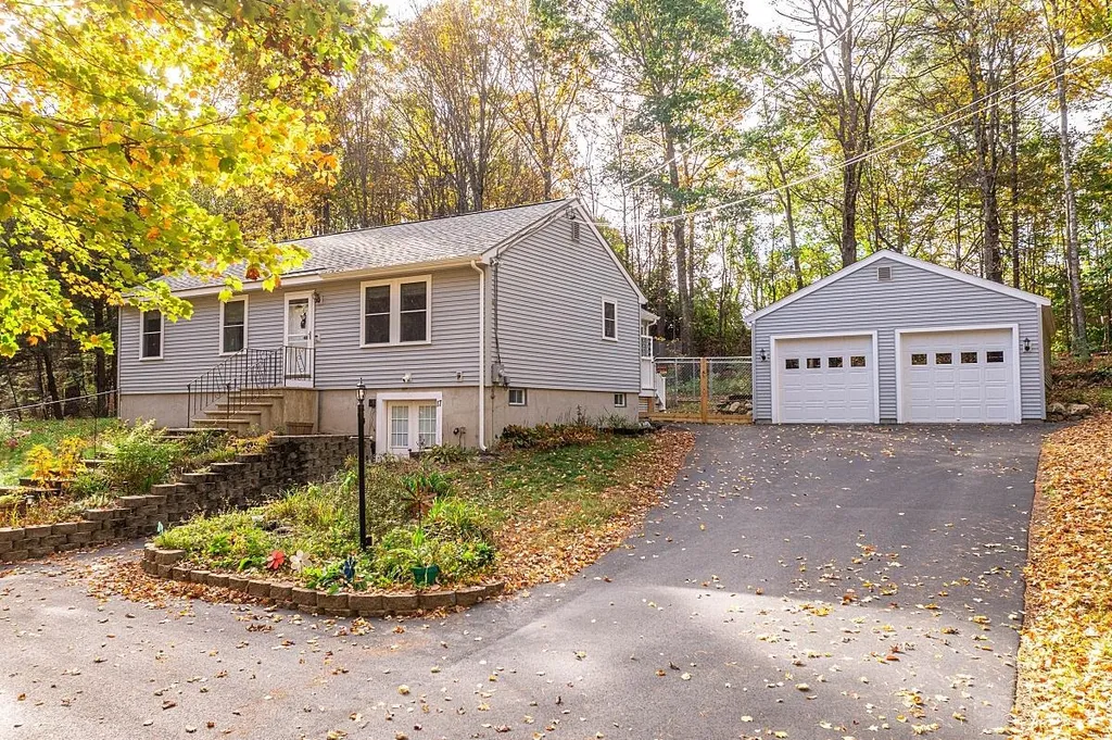 17 North Road Fremont NH 03044