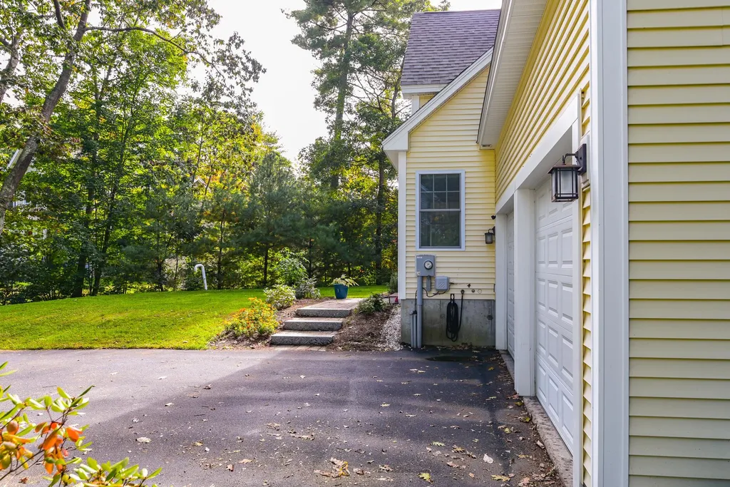 21 Carriage Hill Lane Dover NH 03820