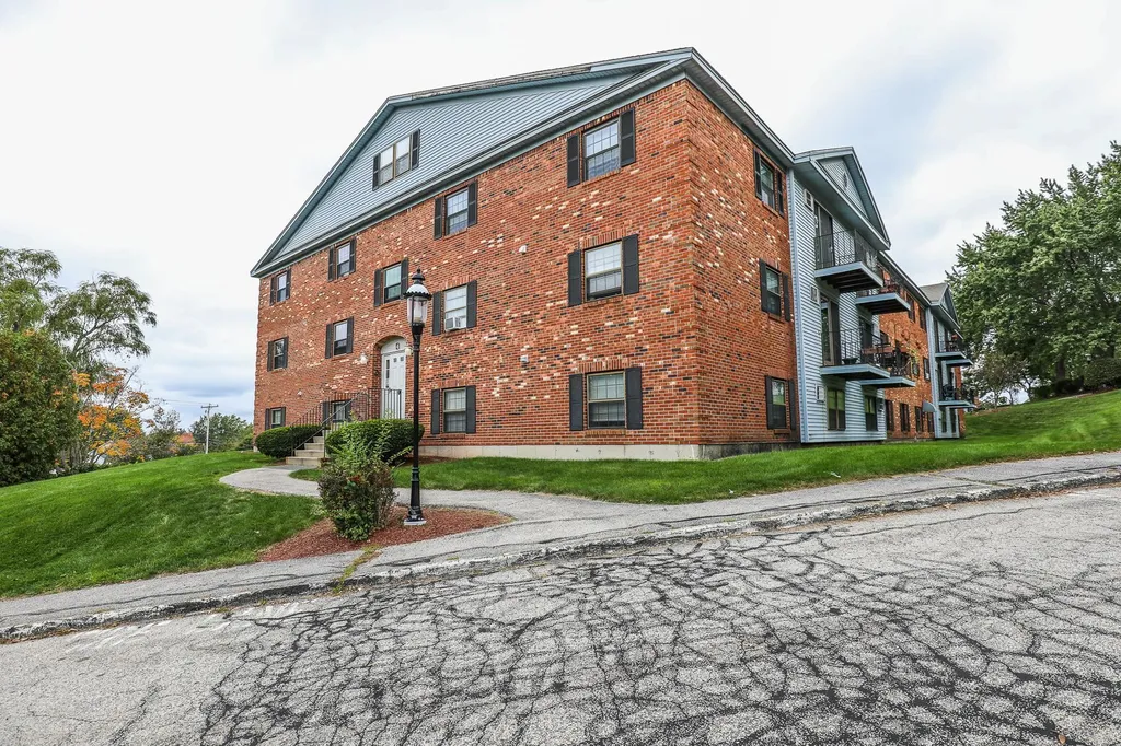 4 Fairfax Avenue Derry NH 03038