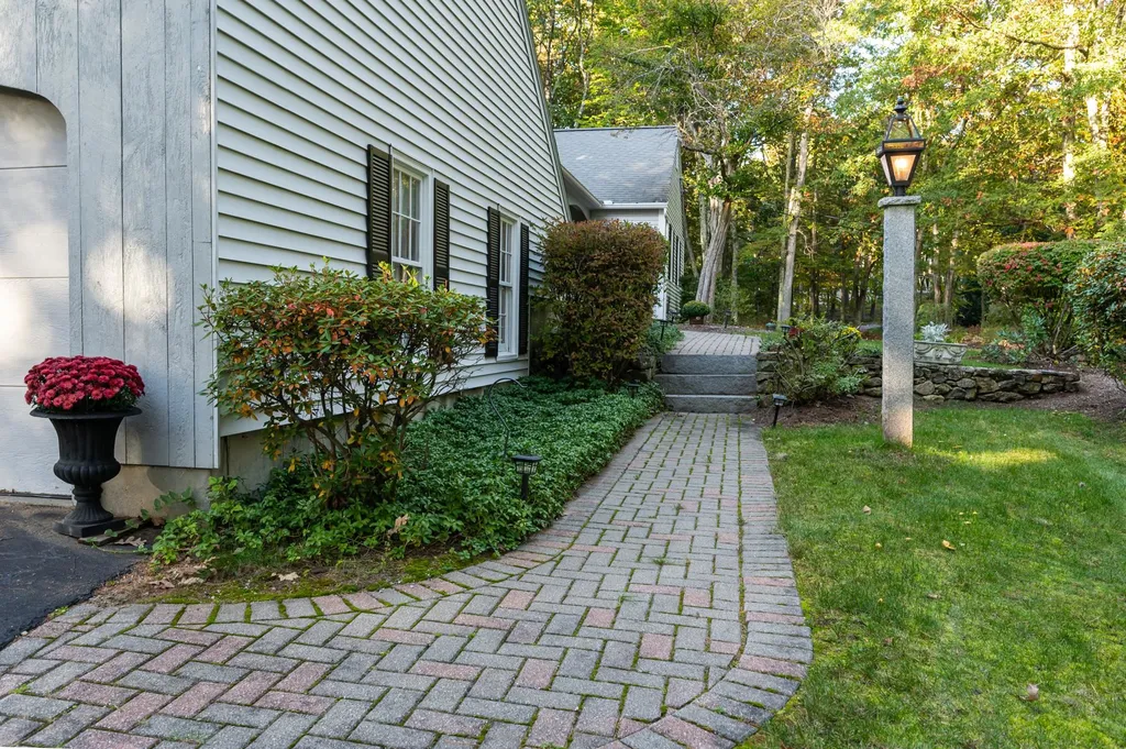 33 Pinecrest Drive Bedford NH 03110