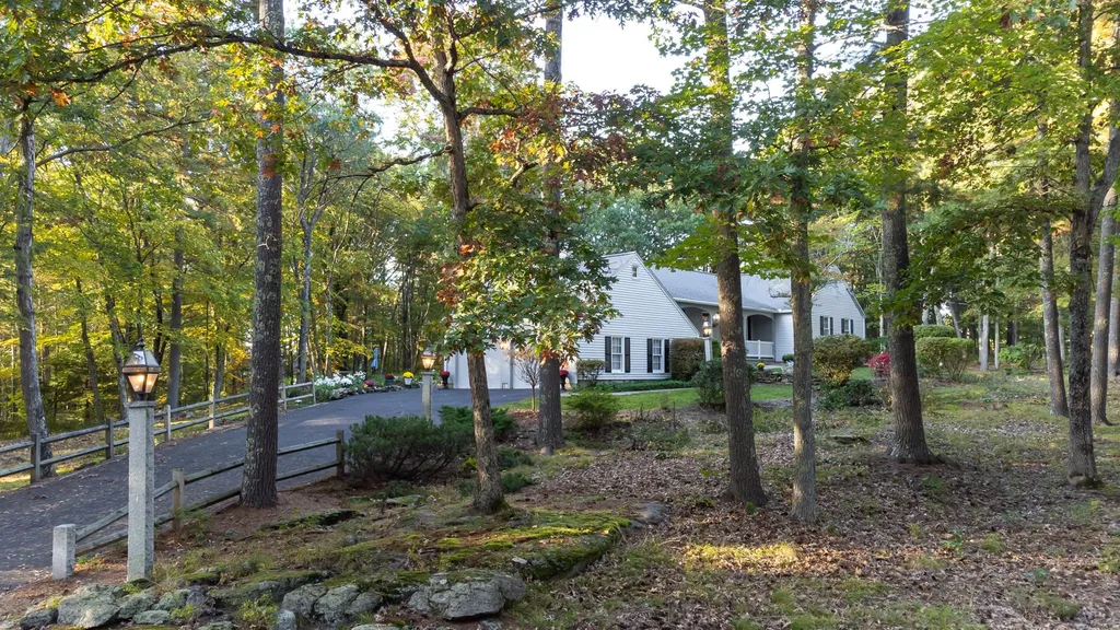 33 Pinecrest Drive Bedford NH 03110