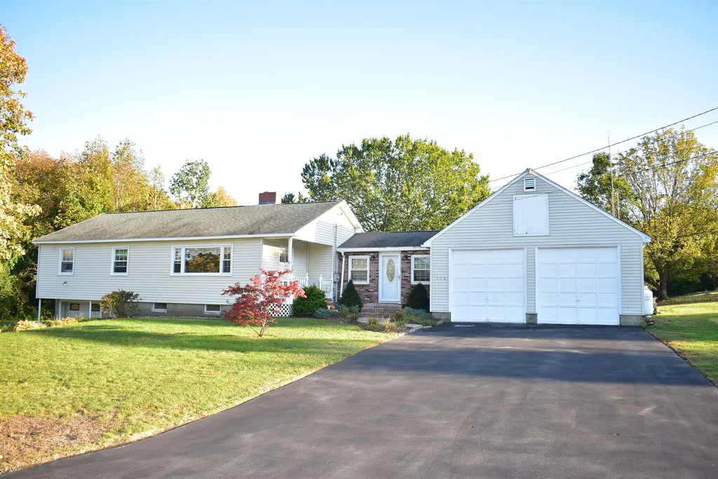 114 Raymond Road Auburn NH 03032