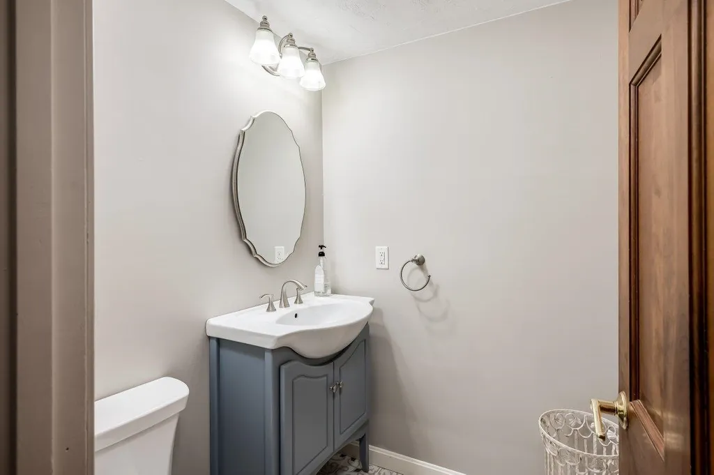 111 Winnicutt Road Stratham NH 03885