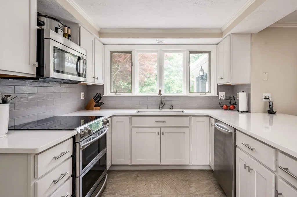 111 Winnicutt Road Stratham NH 03885