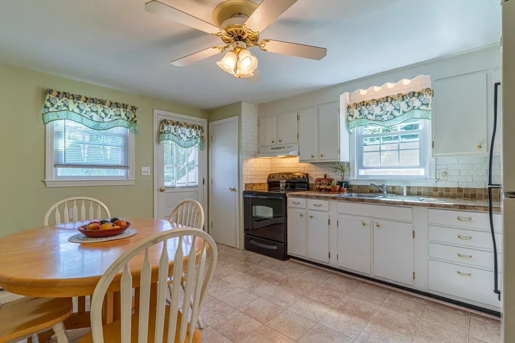 28 Vernita Drive Greenland NH 03840