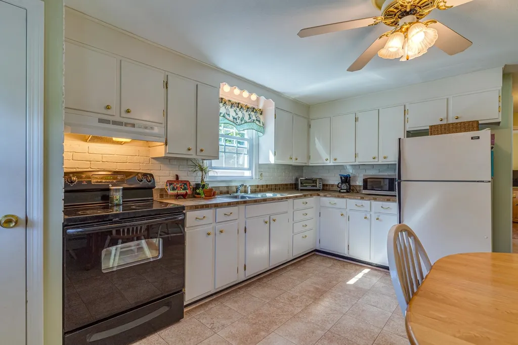 28 Vernita Drive Greenland NH 03840