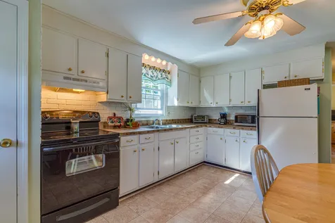 28 Vernita Drive Greenland NH 03840