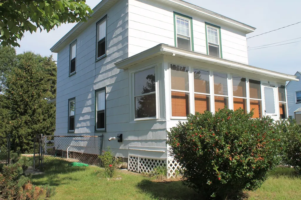 16 Coaker Avenue Hooksett NH 03106