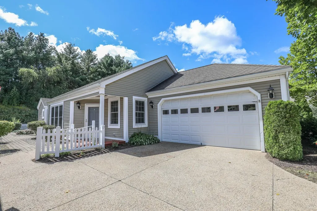 17 Privet Hedge Lane Bedford NH 03110