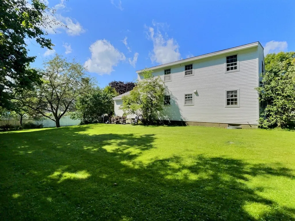 18 Prescott Lane New London NH 03257