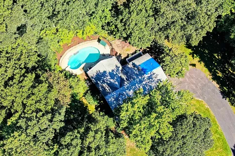 4 Clover Court Salem NH 03079