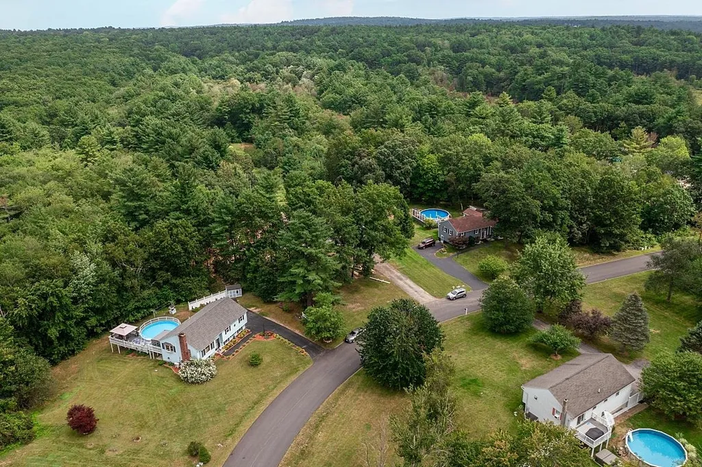 8 Towne Drive Derry NH 03038
