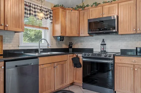 8 Towne Drive Derry NH 03038