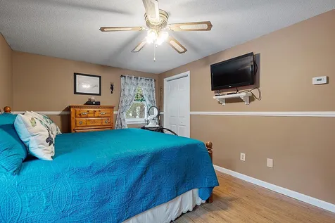 8 Towne Drive Derry NH 03038