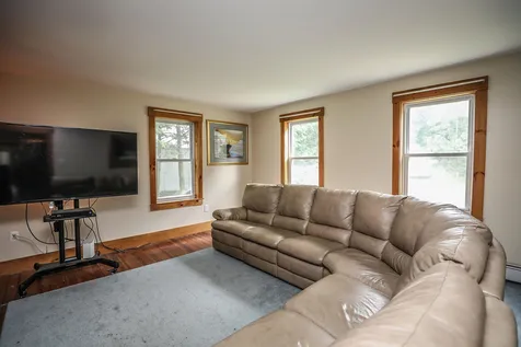 17 Seagroves Street Wilton NH 03086