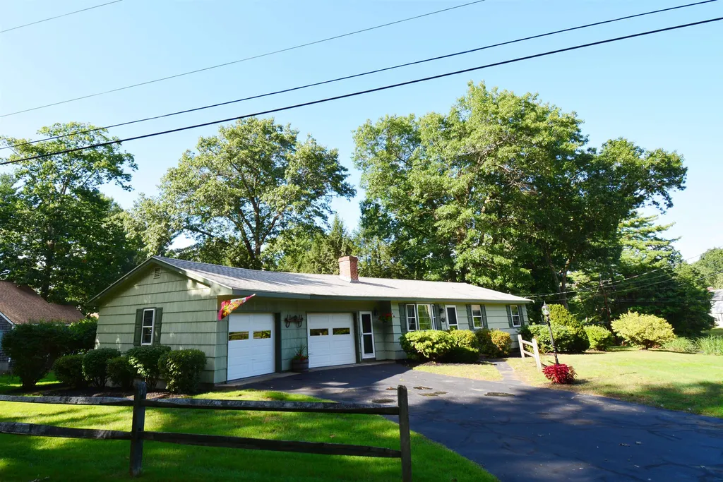 1 Woodknoll Drive North Hampton NH 03862
