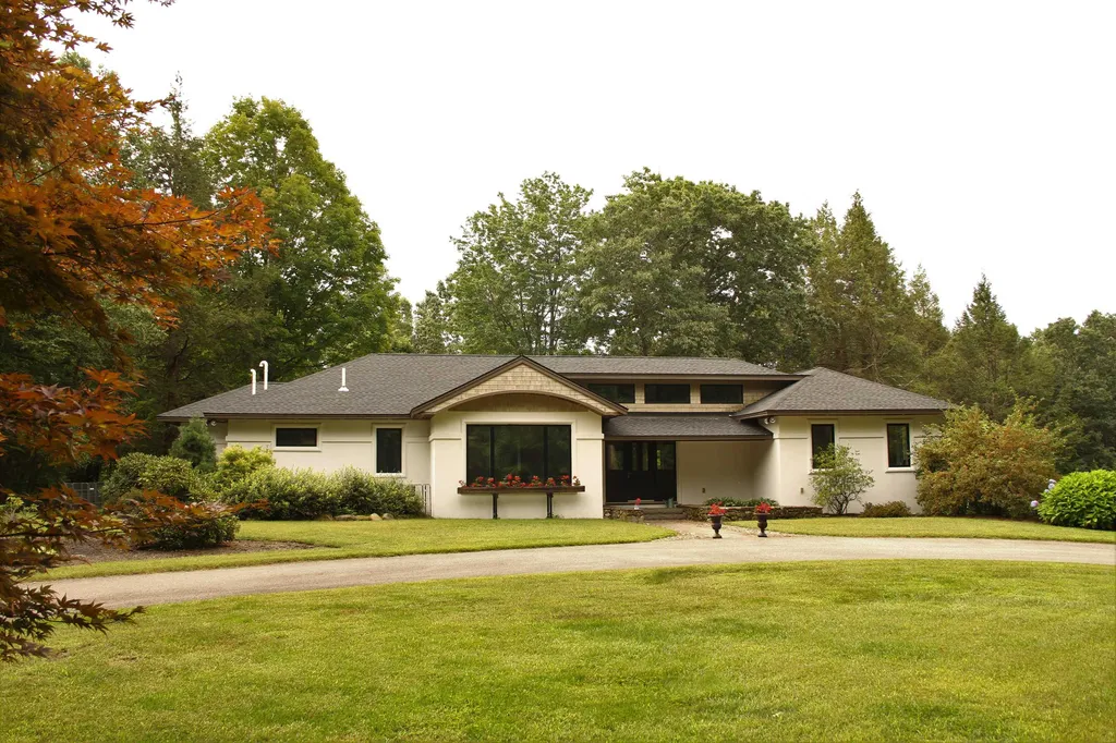 9 Aspen Hill Drive South Hampton NH 03827