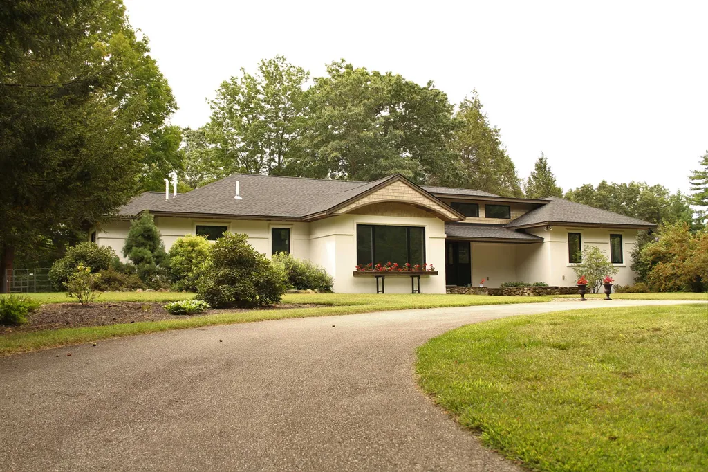 9 Aspen Hill Drive South Hampton NH 03827