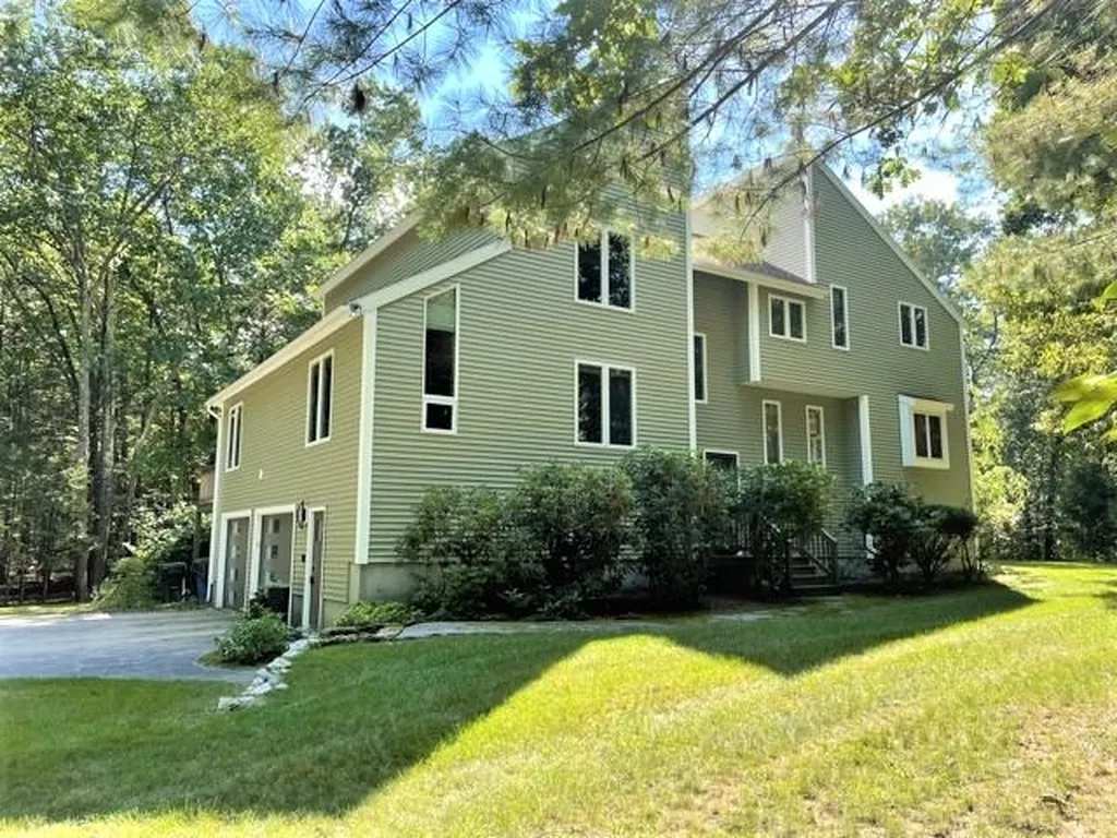 17 Seasons Lane Londonderry NH 03053