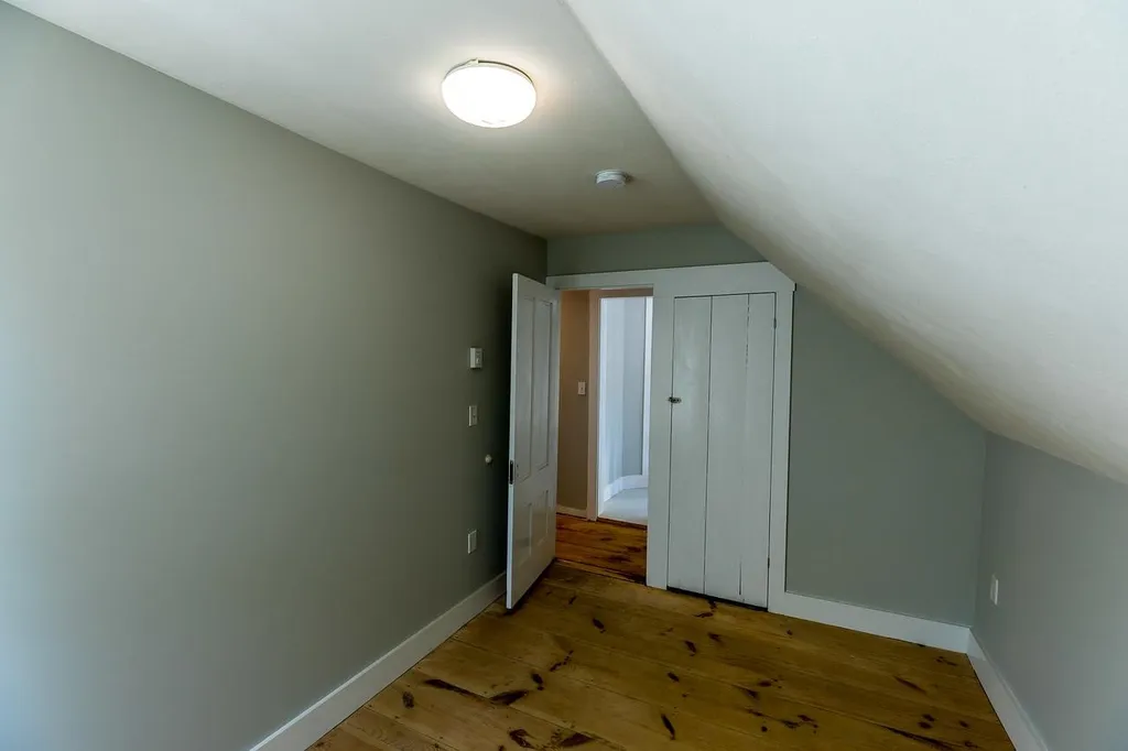 8 Elm Street Newton NH 03858