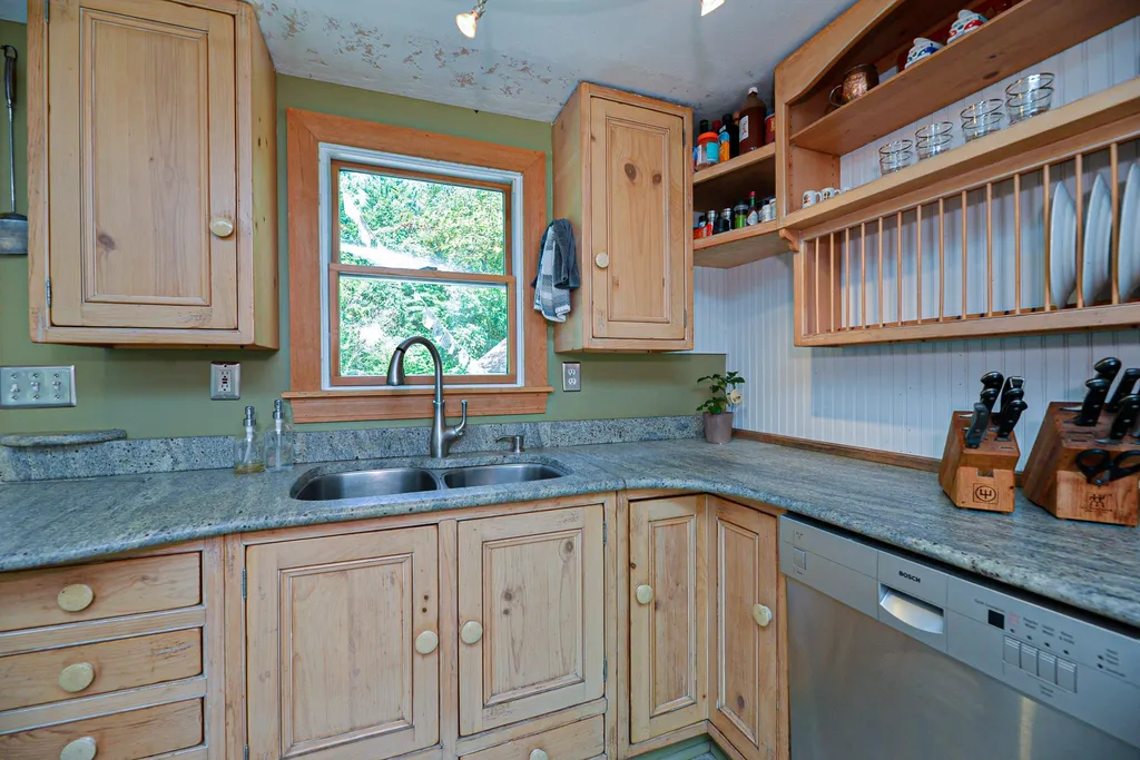 31 Farm Road Kingston NH 03848