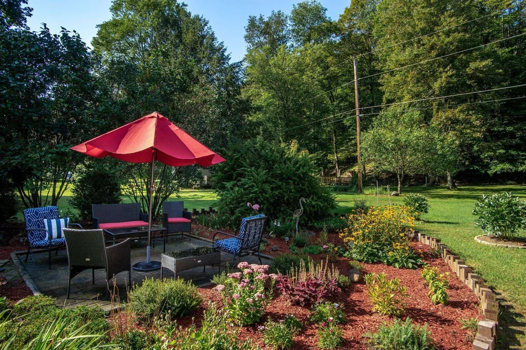 1605 West River Road Dummerston VT 05301