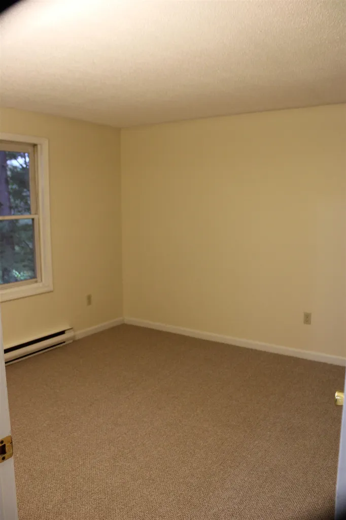 17r Sunnyside Lane Derry NH 03038