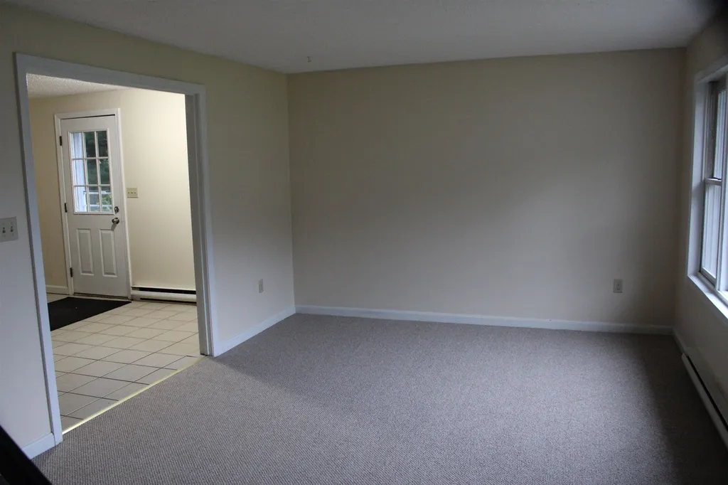 17r Sunnyside Lane Derry NH 03038