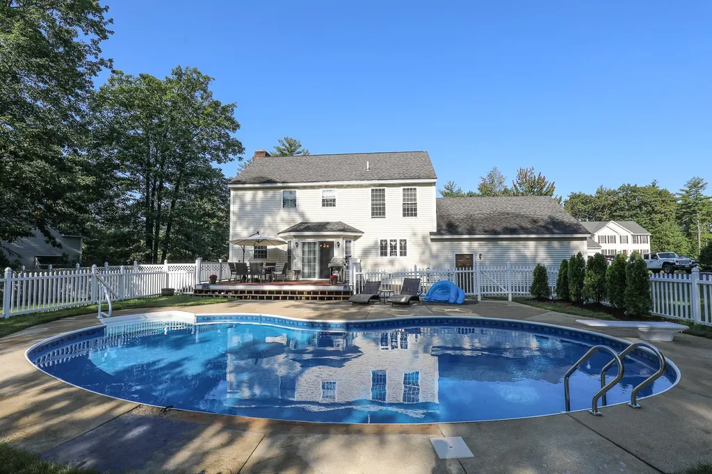 46 Stirling Avenue Hooksett NH 03106