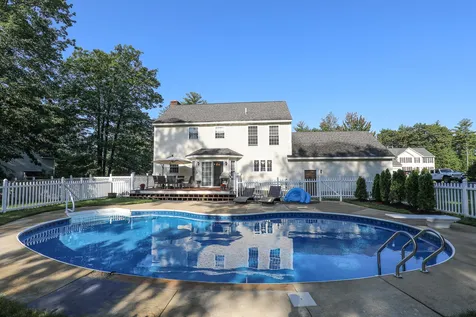 46 Stirling Avenue Hooksett NH 03106