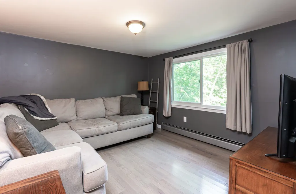 897 Mammoth Road Pelham NH 03076
