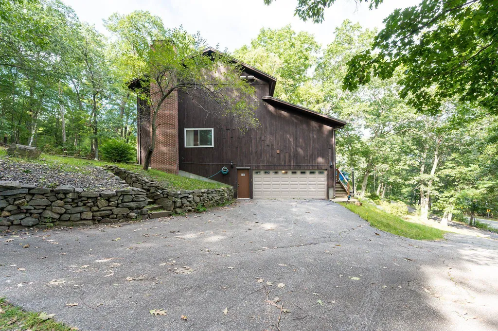 897 Mammoth Road Pelham NH 03076