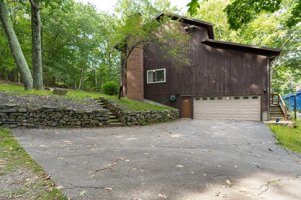 897 Mammoth Road Pelham NH 03076
