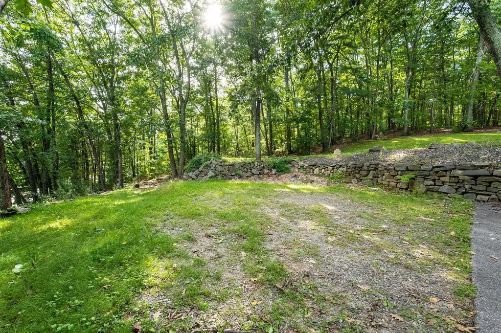 897 Mammoth Road Pelham NH 03076