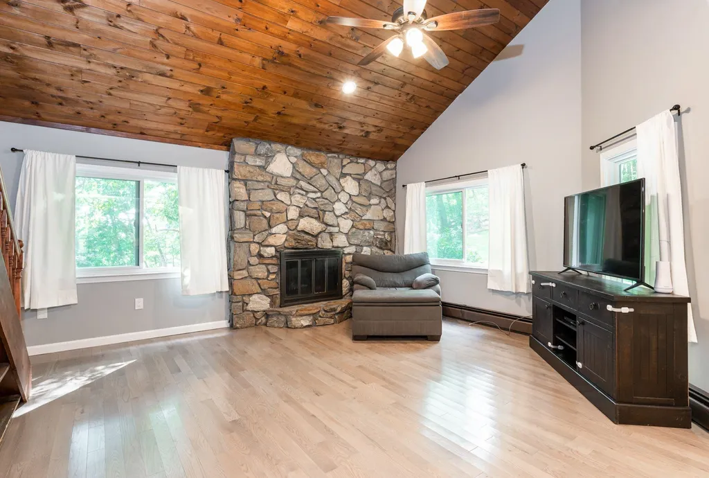 897 Mammoth Road Pelham NH 03076