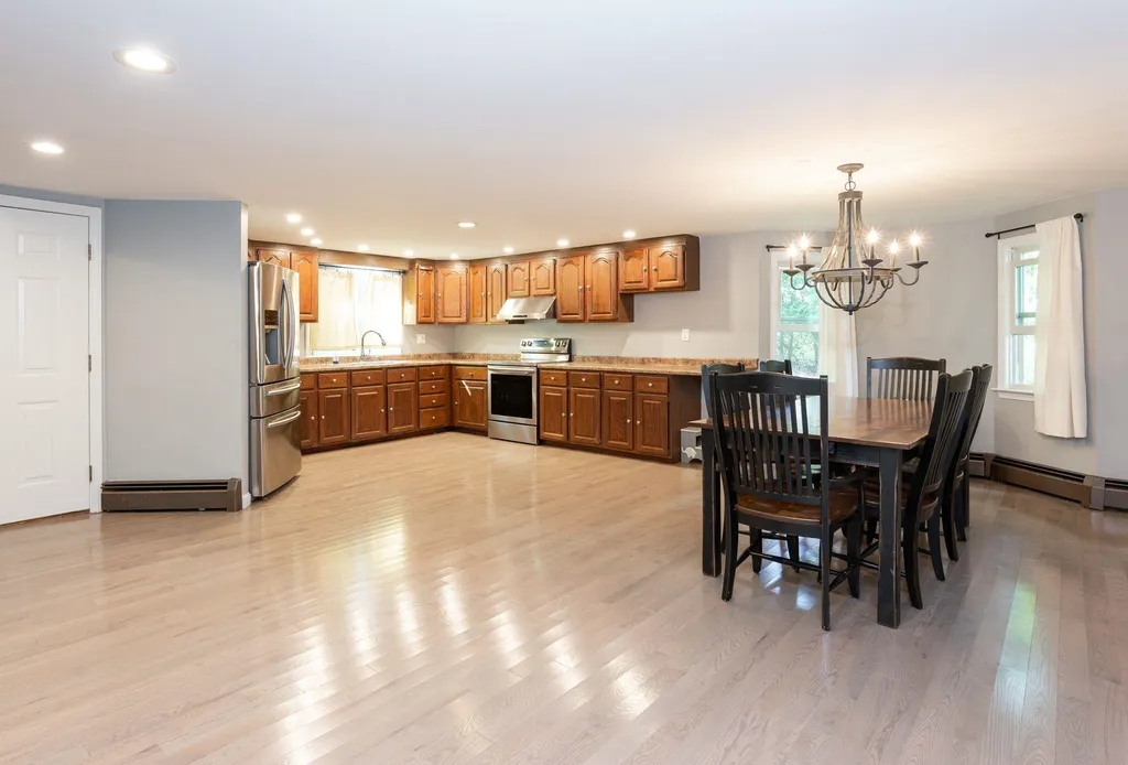 897 Mammoth Road Pelham NH 03076