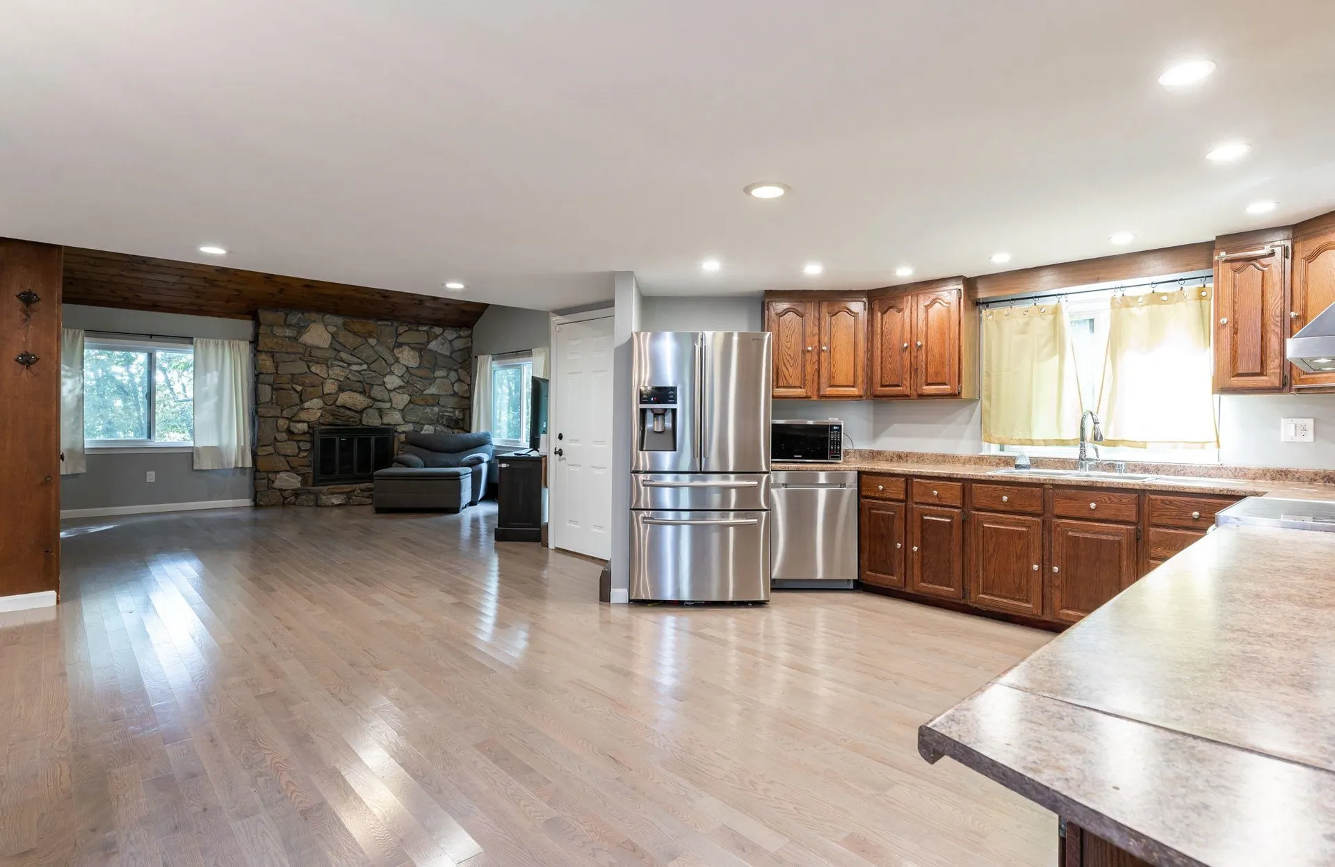897 Mammoth Road Pelham NH 03076