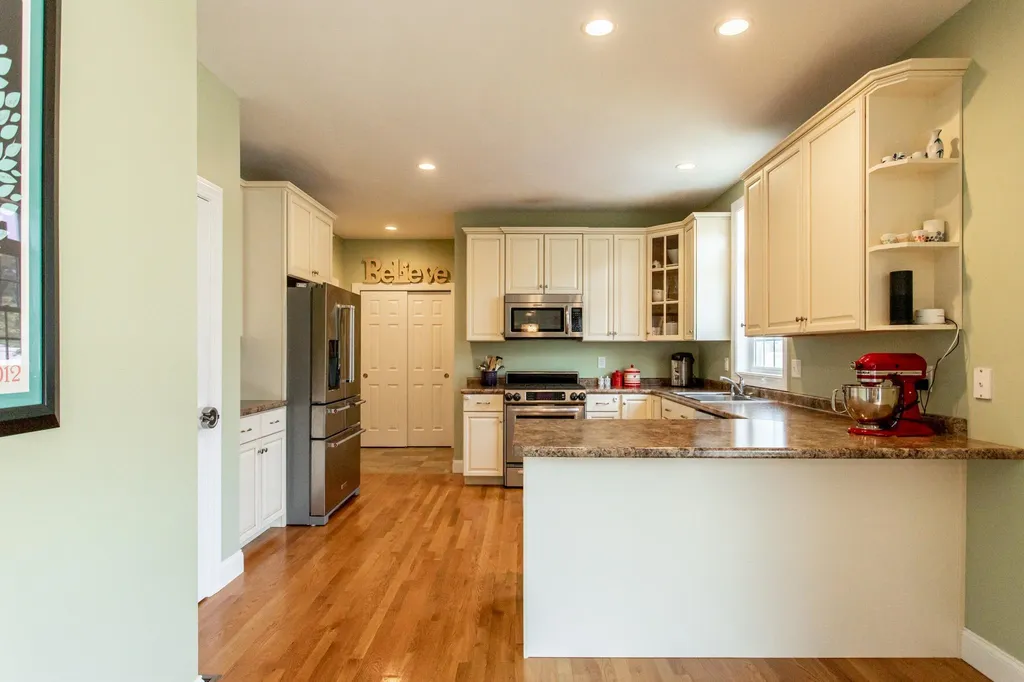 28 Hunter Mill Way Londonderry NH 03053