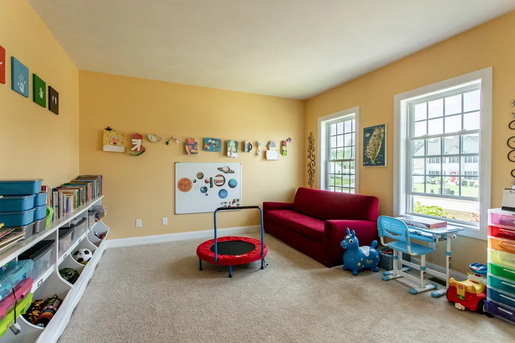 28 Hunter Mill Way Londonderry NH 03053
