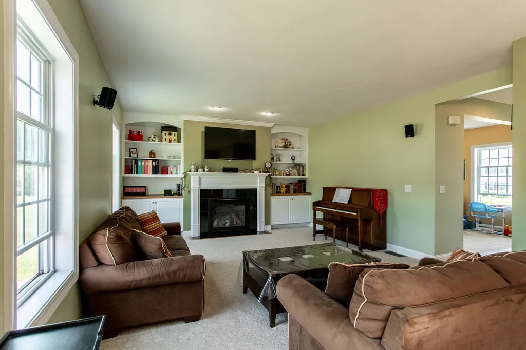 28 Hunter Mill Way Londonderry NH 03053