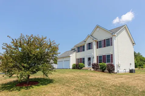 28 Hunter Mill Way Londonderry NH 03053