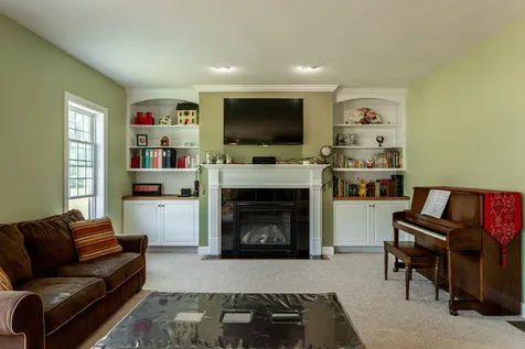 28 Hunter Mill Way Londonderry NH 03053