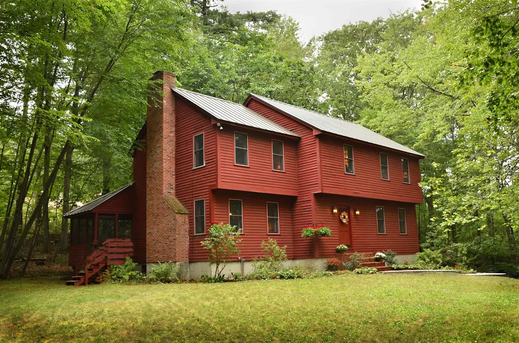 28 Hitching Post Lane Bedford NH 03110
